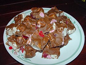 דובדבנים עם נוגט ורוד ולבן מצופים בשוקולד