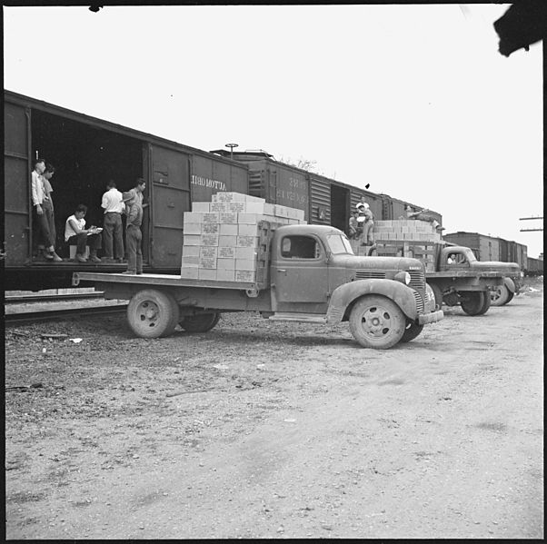 File:Rohwer Relocation Center, McGehee, Arkansas. Volunteer workers loading a truck from a boxcar for tr . . . - NARA - 538910.jpg