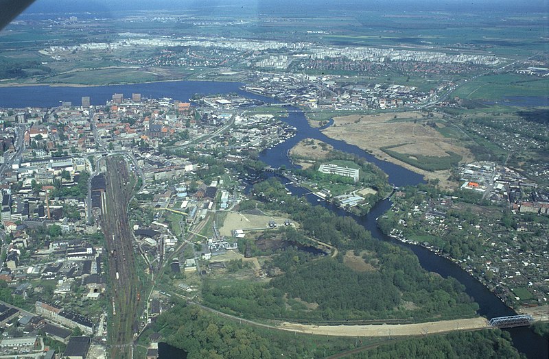 File:Rostock aerial photograph 1991-05-14 HBdia02935.jpg