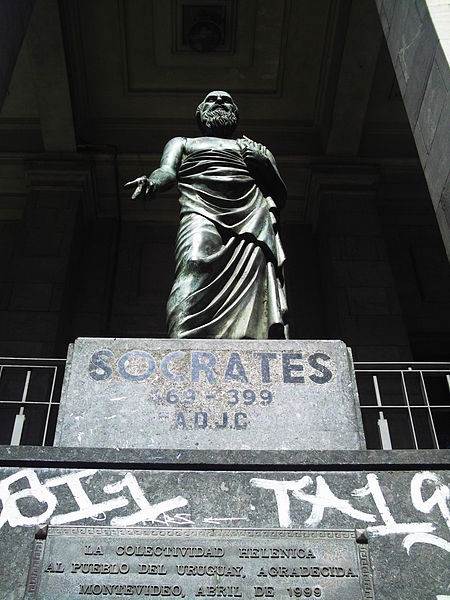 File:Sòcrates, delante de la Biblioteca Nacional, sobre 18 de Julio..JPG