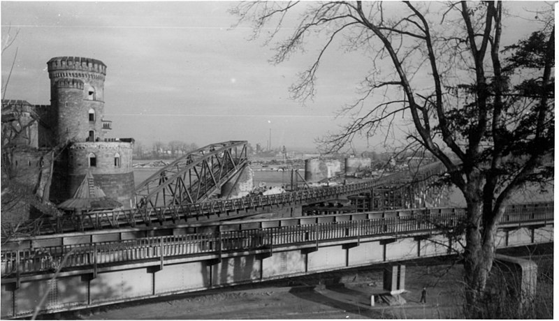 File:Südbrücke Mainz mit Brückenturm und Marshallbrücke und EÜ Weisenauer Straße um 1946.jpg