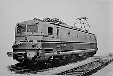 L'image noir et blanc montre une locomotive électrique avec des jupes qui couvre bogies et bas de caisse.