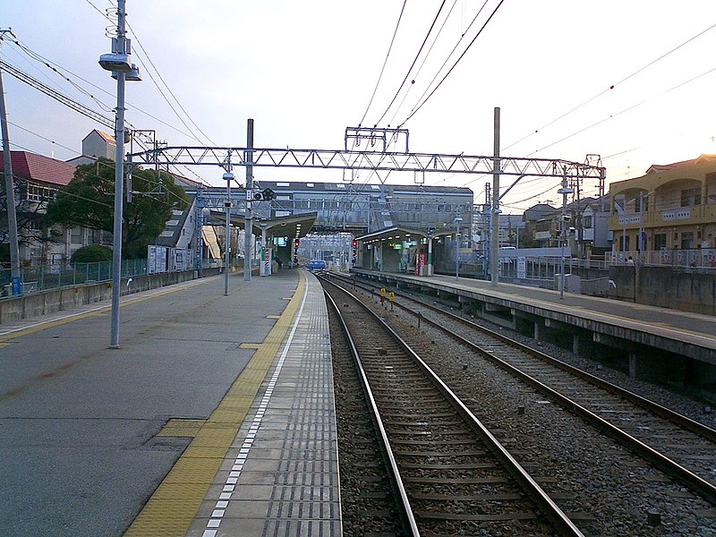 File:SY-Higashi-SumaStation-Platform.jpg