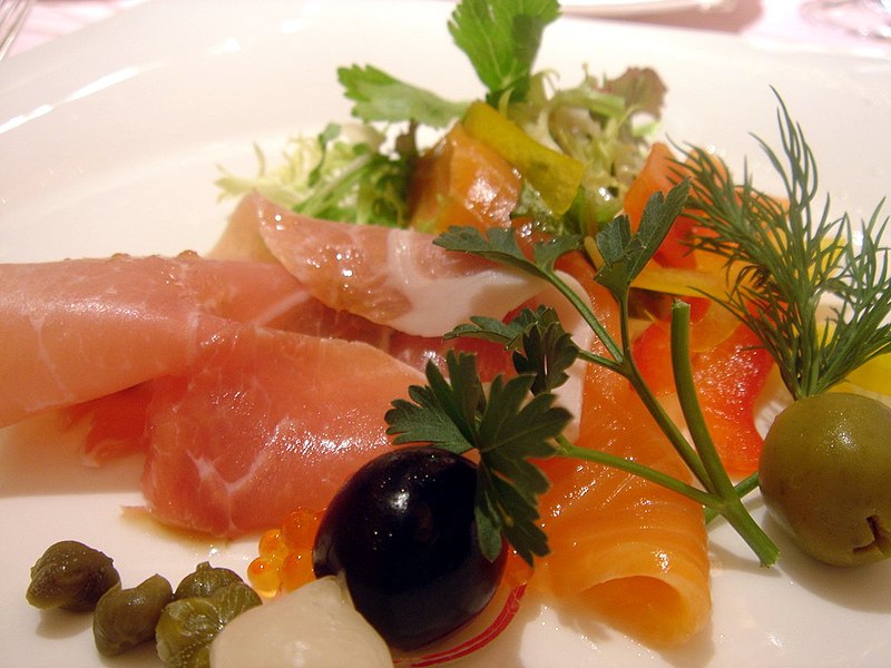 File:Salade de jambon cru et saumon fume.jpg