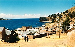 Blick auf San Pedro de Tiquina und die Straße von Tiquina