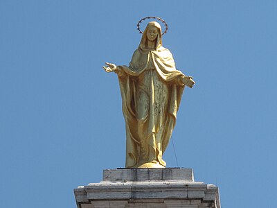 "Nossa Senhora dos Anjos", no alto da fachada.