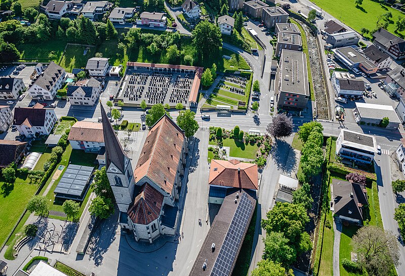 File:Schwarzach Pfarrkirche Friedhof Schrägluftbild W.jpg