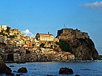 Scilla (RC) - chjanalèa ja il castello.jpg