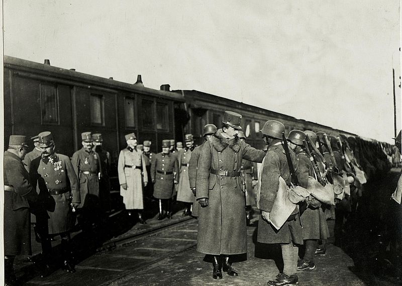 File:Seine Majestät spricht einen Mann des Sturmbataillons am Bahnhof in Kalusz an, 4.Mai 1917. (BildID 15590963).jpg