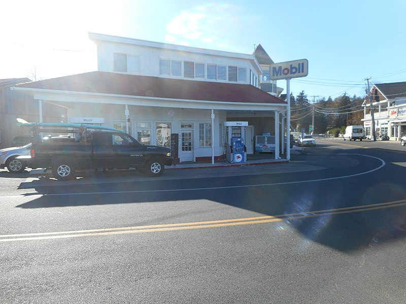 File:Shelter Island Heights Mobil Gas Station.jpg