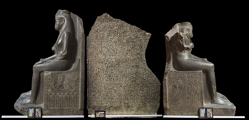 File:Sides of the statue of king Horemheb and queen Mutnedjemet.jpg