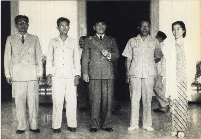 Sjafruddin (second from the right) and Sukarno (center) in Yogyakarta, shortly after Sjafruddin's return from Sumatra, c. June 1949