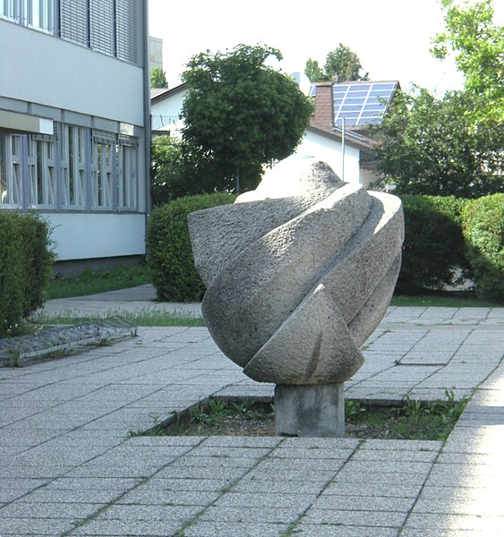 File:Skulptur georg bilgeri strasse.JPG