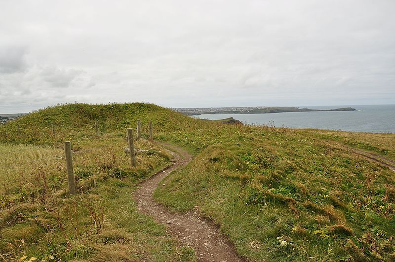 File:South West Coast Path and tumulus near Zacry's Islands (5664).jpg