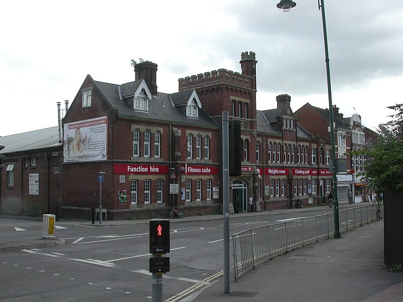 File:Southampton, leisure centre - geograph.org.uk - 1966857.jpg