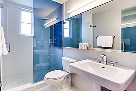 Badezimmer­spiegel mit haupt­sächlich funk­tio­na­ler Licht­leiste