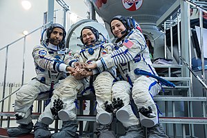 Phi hành đoàn Soyuz MS-15. Từ trái sang phải: Phi hành gia Hazza Al Mansouri, Oleg Skripochka và Jessica Meir.