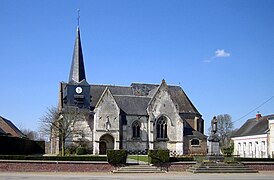 Biserica St-Maxent și monumentul morților 1a.jpg