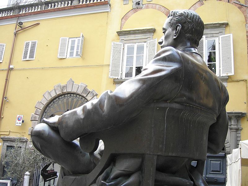 File:Statua di Giacomo Puccini - Lucca - panoramio (1).jpg