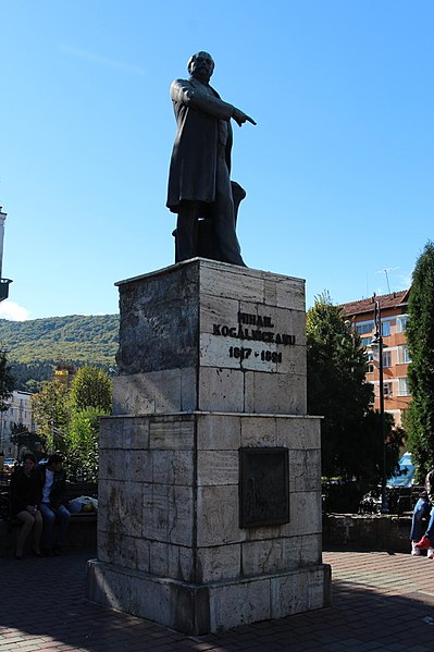 File:Statuia Mihail Kogalniceanu.JPG