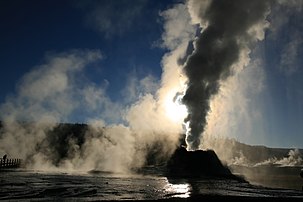 Éruption du Castle Geyser dans le parc national de Yellowstone aux États-Unis. La vapeur émise par le geyser crée un jeu d'ombre et de lumière rappelant des rayons crépusculaires. (définition réelle 3 888 × 2 592)