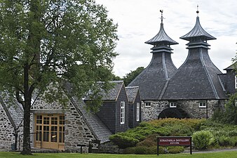 Destilería Strathisla, Moray, fundada en 1786, con ventiladores 'pagoda' c.  1872