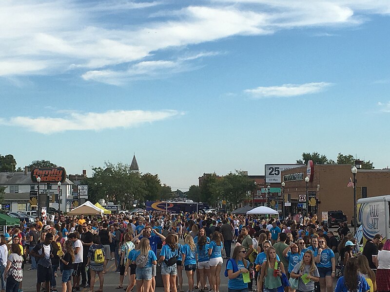 File:Students check out their new downtown.jpg