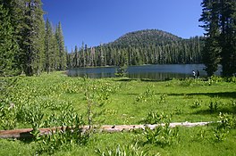 Puncak Danau gunung Berapi Lassen Nasional Park.jpg