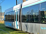 Une rame de tramway U 52600 à la station "Evry-Courcouronnes - Centre Ville - Université" de la ligne 12 Express du tramway d'Île-de-France