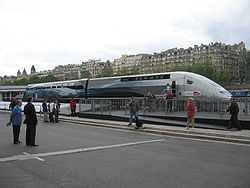Wagony czołowe i pośrednie pociągu elektrycznego wystawione na Wieży Eiffla