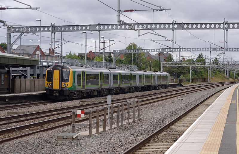 File:Tamworth railway station MMB 36 350108.jpg