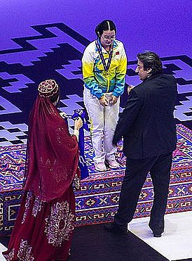 Tan Zhongyi recibe una medalla en la Olimpiada de Ajedrez de 2016