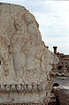 Reliéf se skupinou zcela zahalených žen (templ boha Baala v syrské Palmyře z 1. století n.l.)