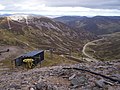 Blick vom Gipfel nach Norden, im Vordergrund der Sessellift, im Hintergrund der benachbarte Munro Càrn Aosda