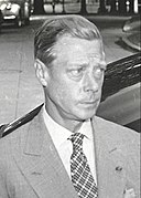 Photographie en noir et blanc d'un homme vu de trois-quarts face.