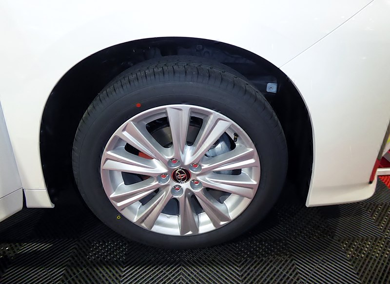 File:The tire wheel of Toyota ALPHARD S"A Package" (DBA-AGH30W-PFXSK).jpg