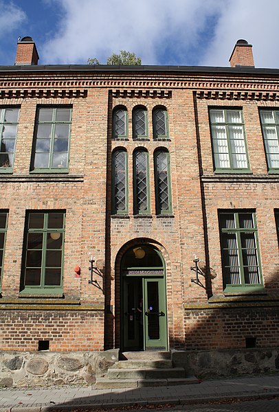 File:Theologicum (numera Archaeologicum), Lund, huvudingång.jpg