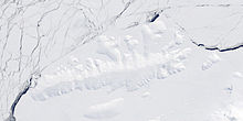 תצלום לוויין של האי ת'רסטון (במרכז התמונה) האי דסטין בולט מעל הקרח במרכז הצד הימני של התמונה