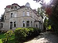 Villa mit Einfriedung