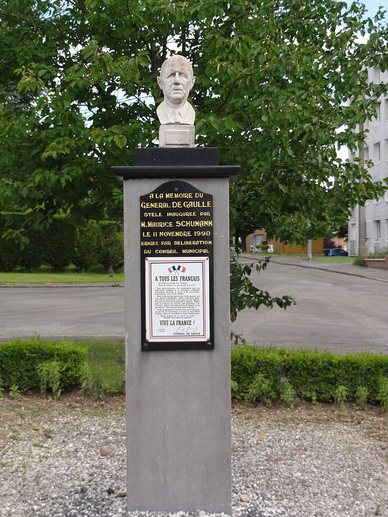 TrÃ©lon (Nord, Fr) mÃ©morial buste GÃ©nÃ©ral de Gaulle.jpg