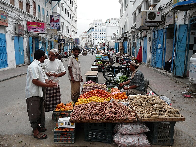 File:Trading on the Al Mukalla street Yemen 08 Feb 2010.jpg