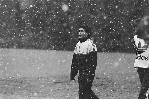 Romário bereidt zich in in de Eindhovense sneeuw voor op een wedstrijd om de Europacup I tegen Real Madrid (1989).