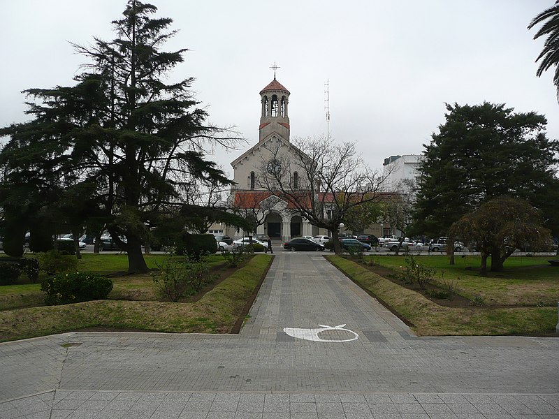 File:Trenque Lauquen - Vista de la Iglesia desde la plaza central.JPG