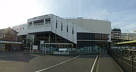 つつじヶ丘駅南口の駅舎とバス折返場