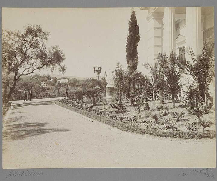 File:Tuin van het Achilleion op Corfu met beelden en mannen, RP-F-F01148-BH.jpg