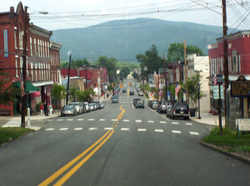 Tunkhannock şehir merkezi, Tioga Caddesi boyunca doğuya bakıyor (US Route 6 Business).