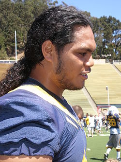 Tyson Alualu at 2009 Cal Fan Appreciation Day.JPG