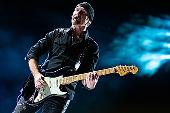 The Edge suona una Fender Stratocaster nel 2019