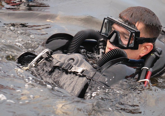 USMC 2nd Reconnaissance Battalion refreshing in combatant diving with the Draeger LAR V rebreather.