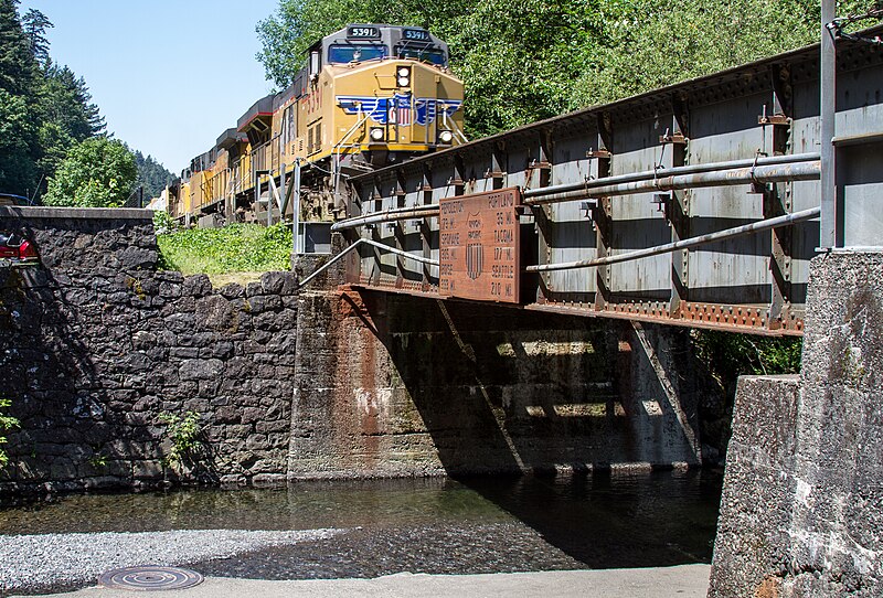 File:Union Pacific Railroad Bridge at Multnomah Falls.jpg